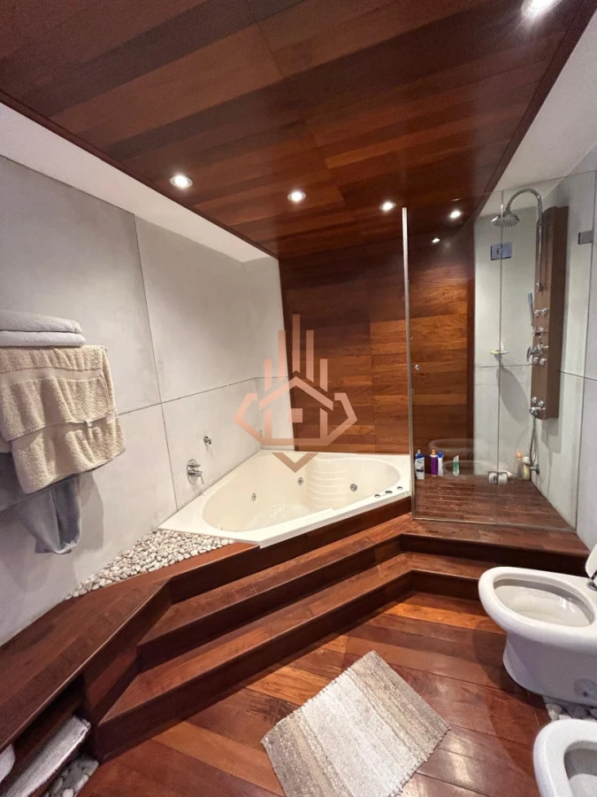 Vendo Casa en Nuevo Cantegril 5 Dormitorios y 5 Baños Exclente Construccion