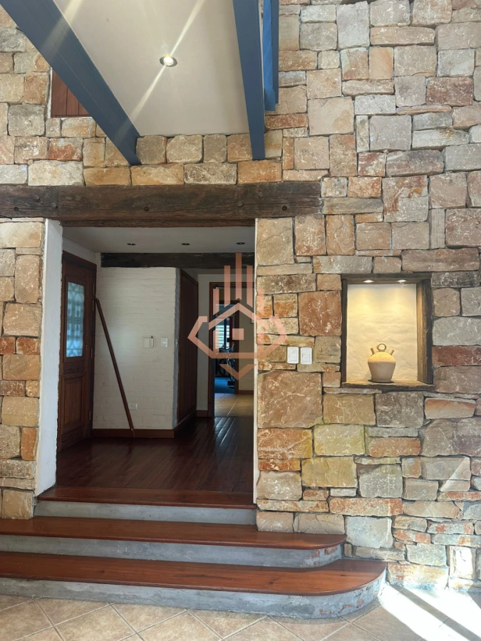 Vendo Casa en Nuevo Cantegril 5 Dormitorios y 5 Baños Exclente Construccion