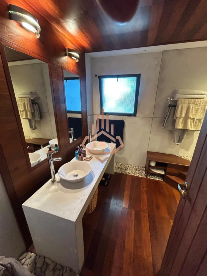 Vendo Casa en Nuevo Cantegril 5 Dormitorios y 5 Baños Exclente Construccion