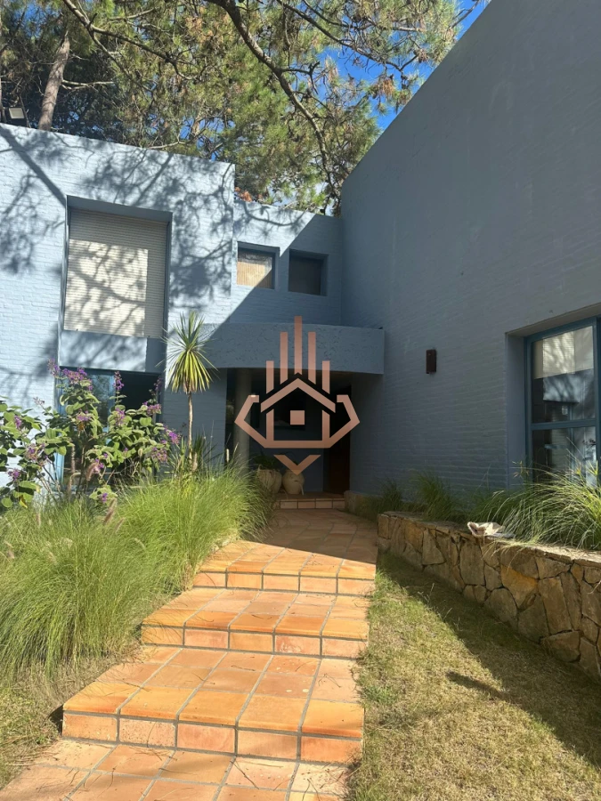 Vendo Casa en Nuevo Cantegril 5 Dormitorios y 5 Baños Exclente Construccion