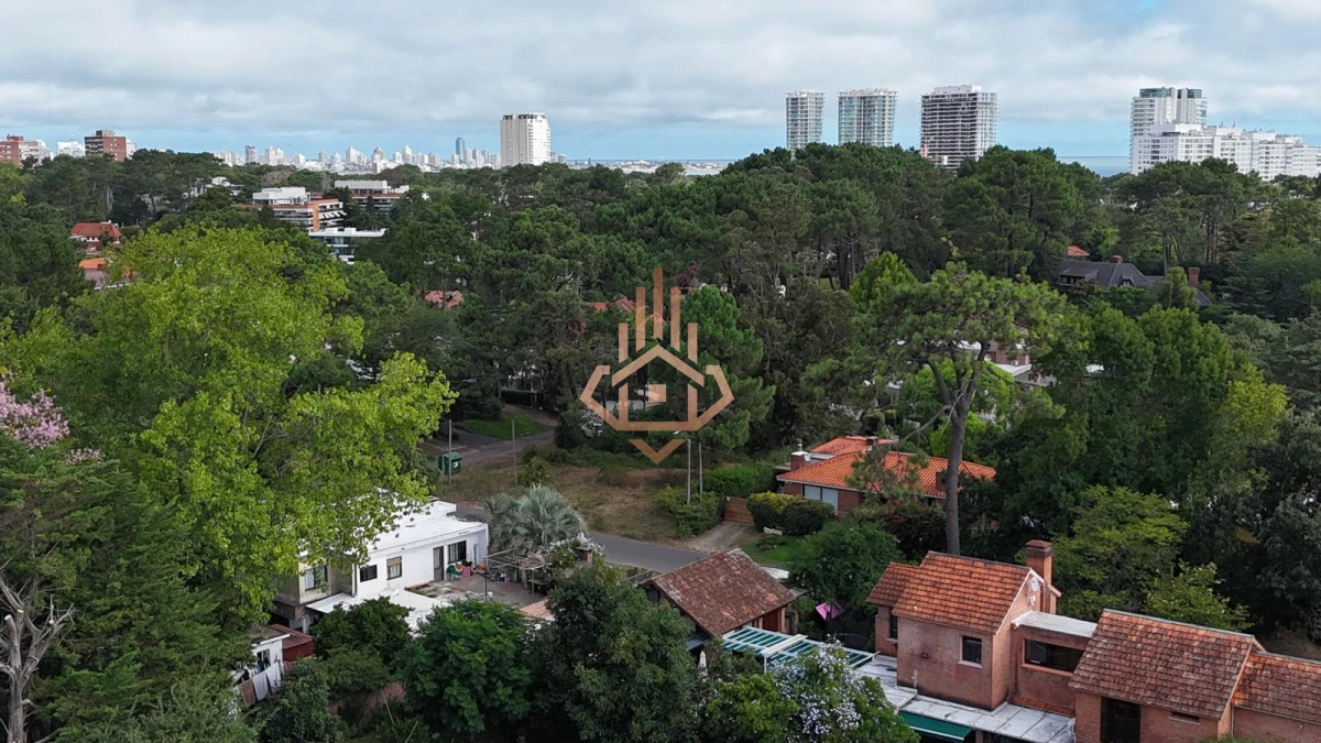 Vendo Casa en Nuevo Cantegril 5 Dormitorios y 5 Baños Exclente Construccion