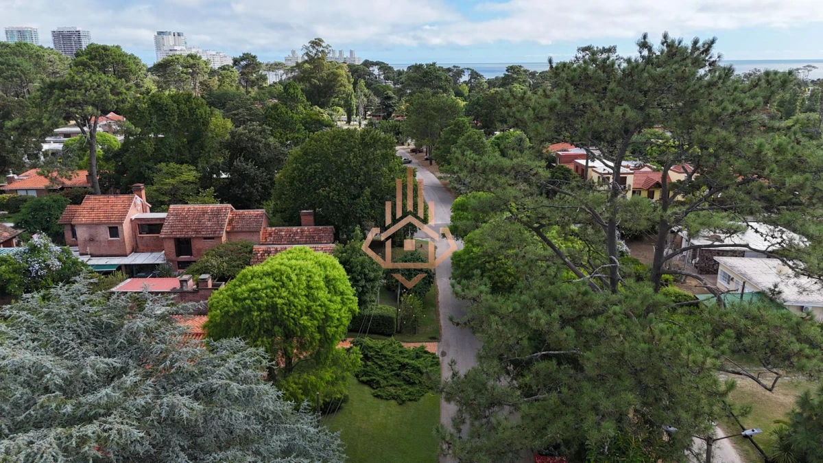 Vendo Casa en Nuevo Cantegril 5 Dormitorios y 5 Baños Exclente Construccion