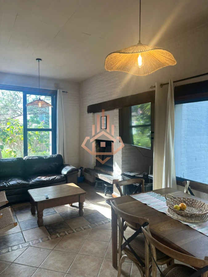 Vendo Casa en Nuevo Cantegril 5 Dormitorios y 5 Baños Exclente Construccion