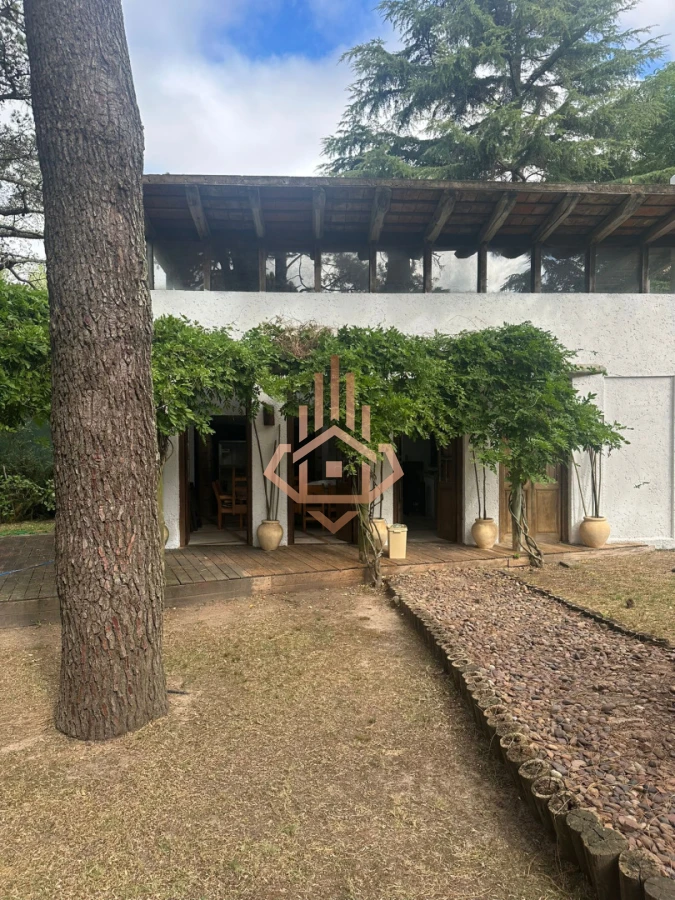 Vendo Casa en Nuevo Cantegril 5 Dormitorios y 5 Baños Exclente Construccion