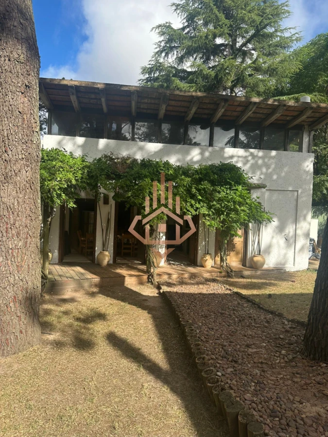 Vendo Casa en Nuevo Cantegril 5 Dormitorios y 5 Baños Exclente Construccion