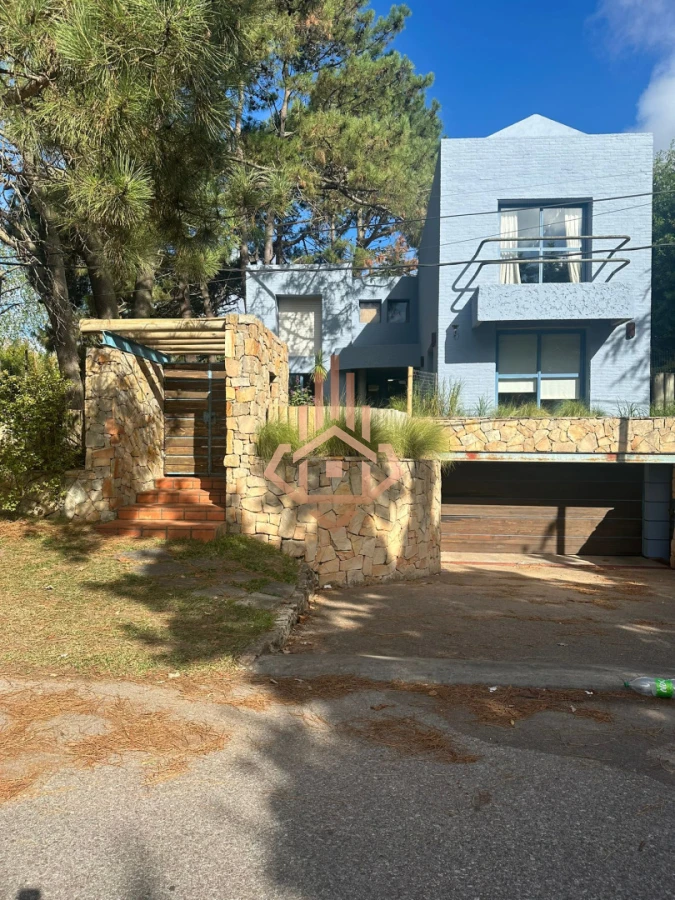 Vendo Casa en Nuevo Cantegril 5 Dormitorios y 5 Baños Exclente Construccion