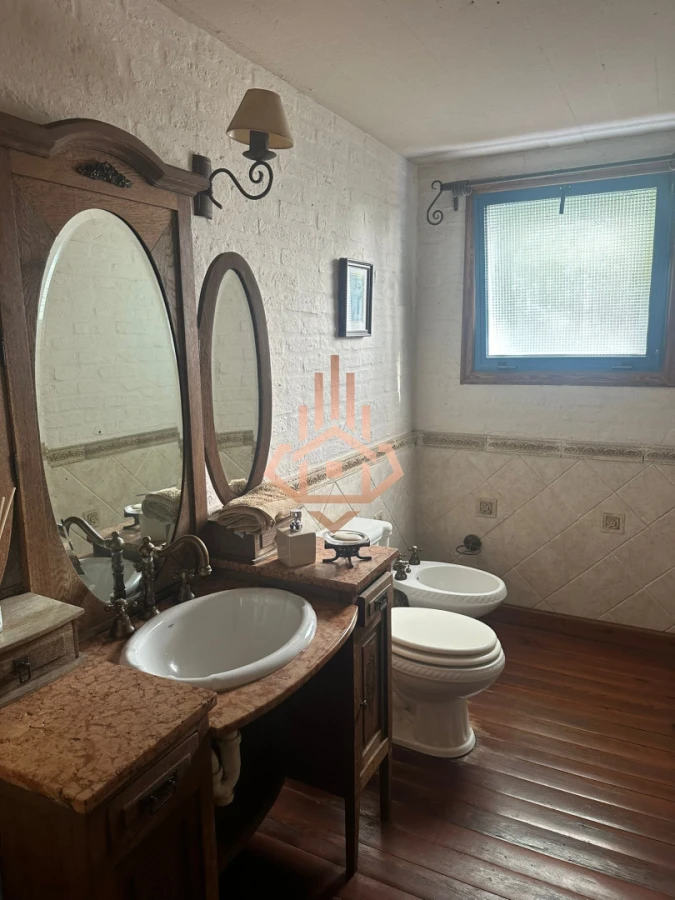 Vendo Casa en Nuevo Cantegril 5 Dormitorios y 5 Baños Exclente Construccion