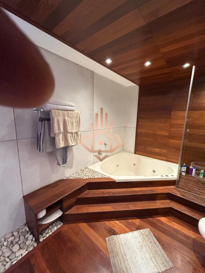 Vendo Casa en Nuevo Cantegril 5 Dormitorios y 5 Baños Exclente Construccion