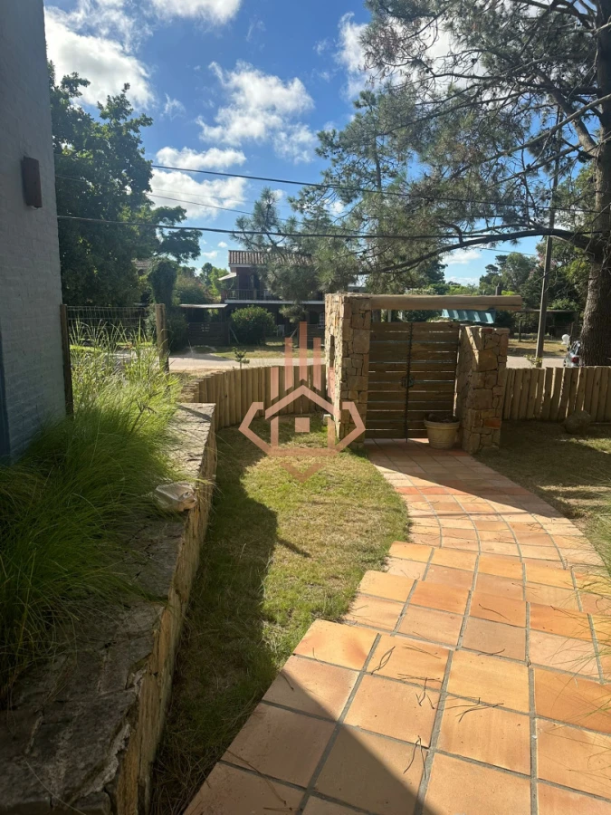 Vendo Casa en Nuevo Cantegril 5 Dormitorios y 5 Baños Exclente Construccion