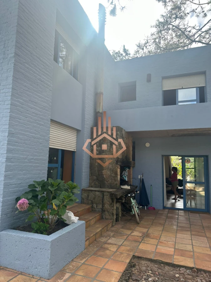 Vendo Casa en Nuevo Cantegril 5 Dormitorios y 5 Baños Exclente Construccion