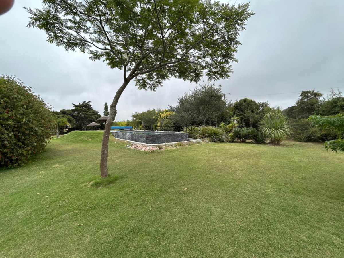 Chacra ID.3670 - LUGAR DE ENSUEÑO !!!!  VENDO CHACRA DE 14 HAS QUE YA NO SE ENCUENTRAN EN LA ZONA . CANCHA DE POLO , PICADERO Y CABALLERIZAS 
