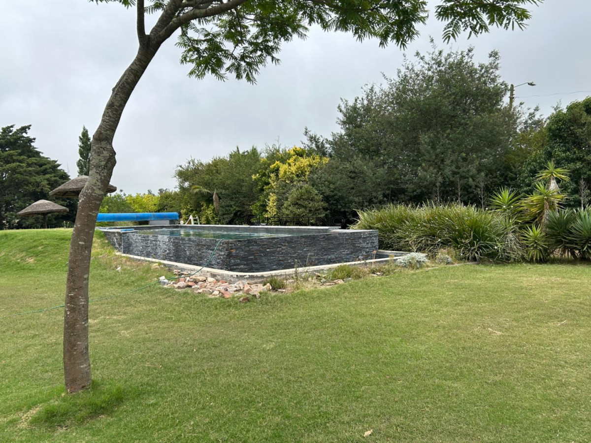 Chacra ID.3670 - LUGAR DE ENSUEÑO !!!!  VENDO CHACRA DE 14 HAS QUE YA NO SE ENCUENTRAN EN LA ZONA . CANCHA DE POLO , PICADERO Y CABALLERIZAS 