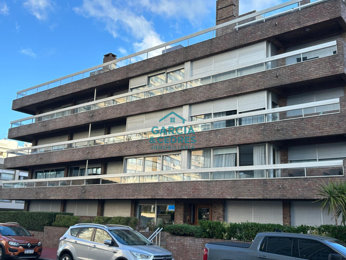 Apartamento ID.181 - Oportunidad Apartamento de 3 Dormitorios y 2 baños en Edificio Porto Santo - Punta del Este