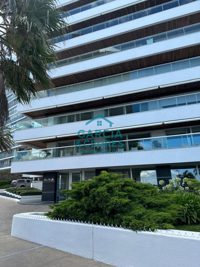 Apartamento ID.183 - Exclusivo Apartamento en Edificio Puerto Punta - 4 Dormitorios + Servicio Completo