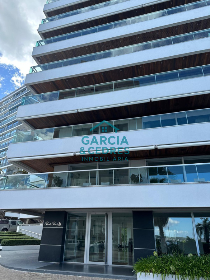 Apartamento ID.183 - Exclusivo Apartamento en Edificio Puerto Punta - 4 Dormitorios + Servicio Completo