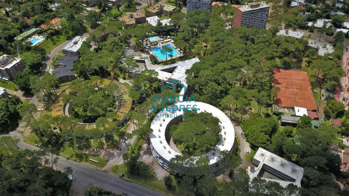 Apartamento ID.479 - Amplio apartamento con gran vista en Complejo Arcobaleno, Playa Mansa. 
