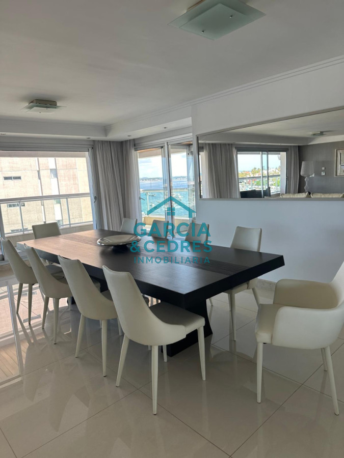 Apartamento ID.183 - Exclusivo Apartamento en Edificio Puerto Punta - 4 Dormitorios + Servicio Completo