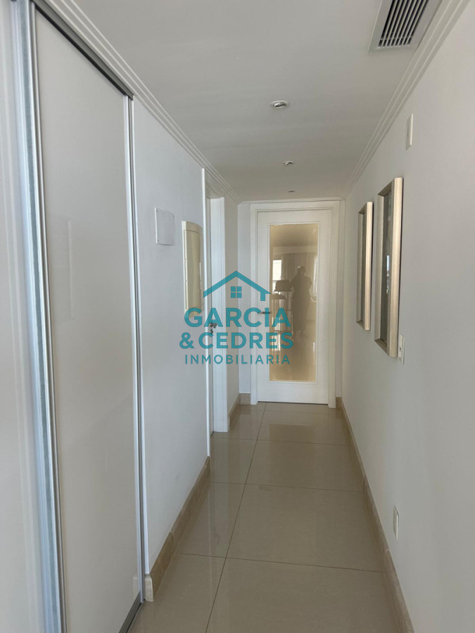 Apartamento ID.183 - Exclusivo Apartamento en Edificio Puerto Punta - 4 Dormitorios + Servicio Completo