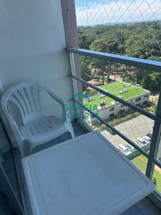 Apartamento ID.143 - OPORTUNIDAD Alquiler Anual USD 1200 Apto torre Marfil de 2 dorm. y 2 baños piso alto 