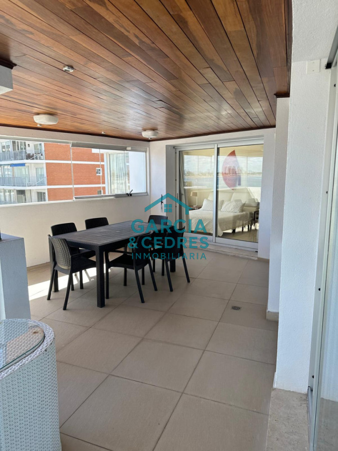 Apartamento ID.183 - Exclusivo Apartamento en Edificio Puerto Punta - 4 Dormitorios + Servicio Completo