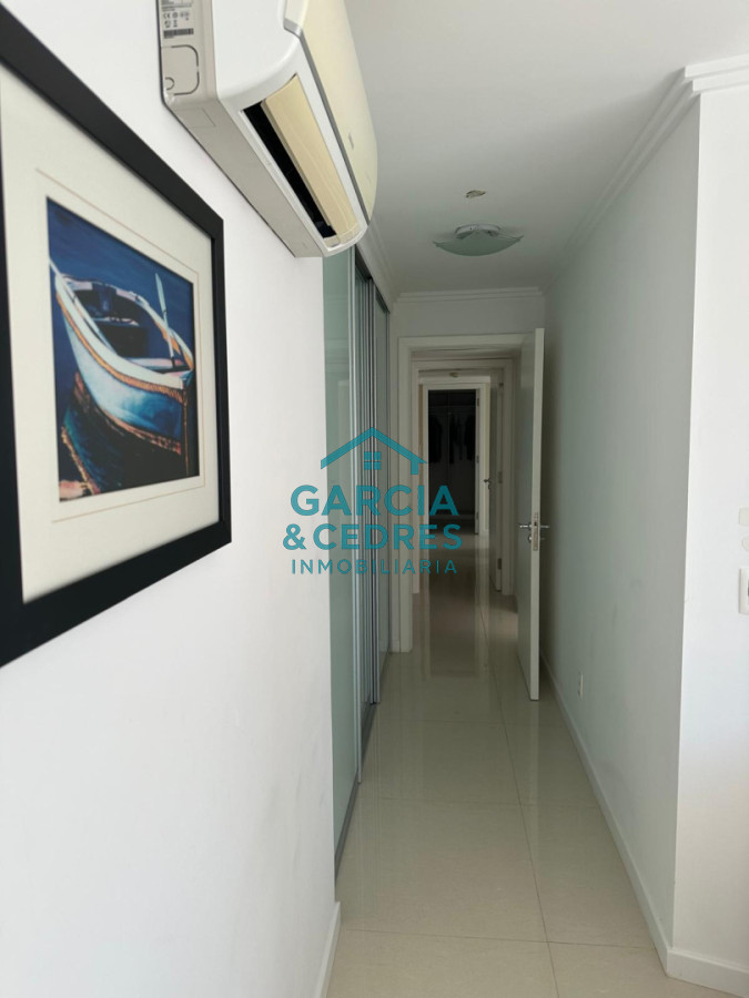 Apartamento ID.183 - Exclusivo Apartamento en Edificio Puerto Punta - 4 Dormitorios + Servicio Completo
