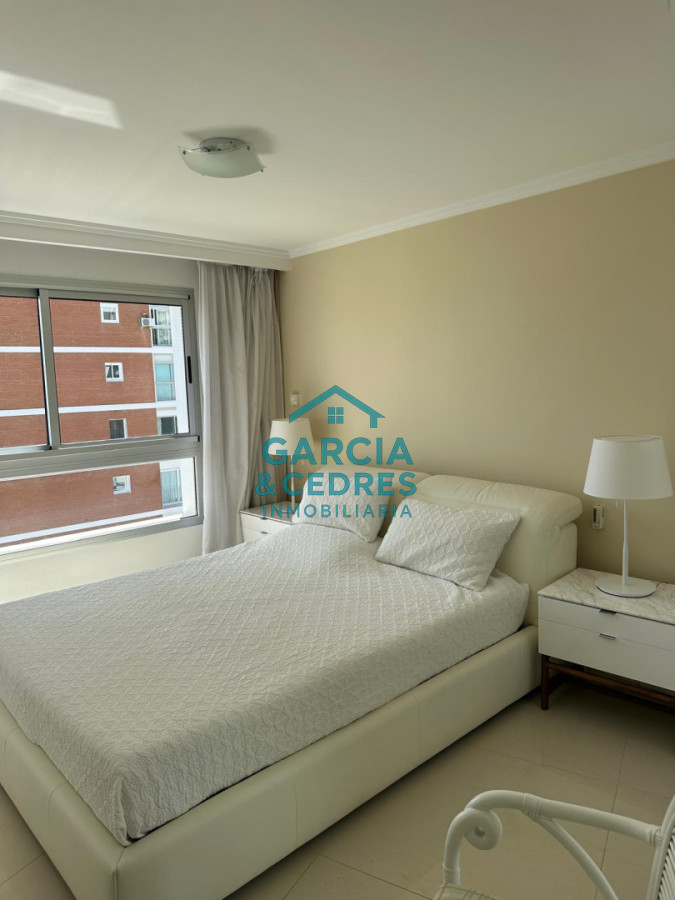Apartamento ID.183 - Exclusivo Apartamento en Edificio Puerto Punta - 4 Dormitorios + Servicio Completo