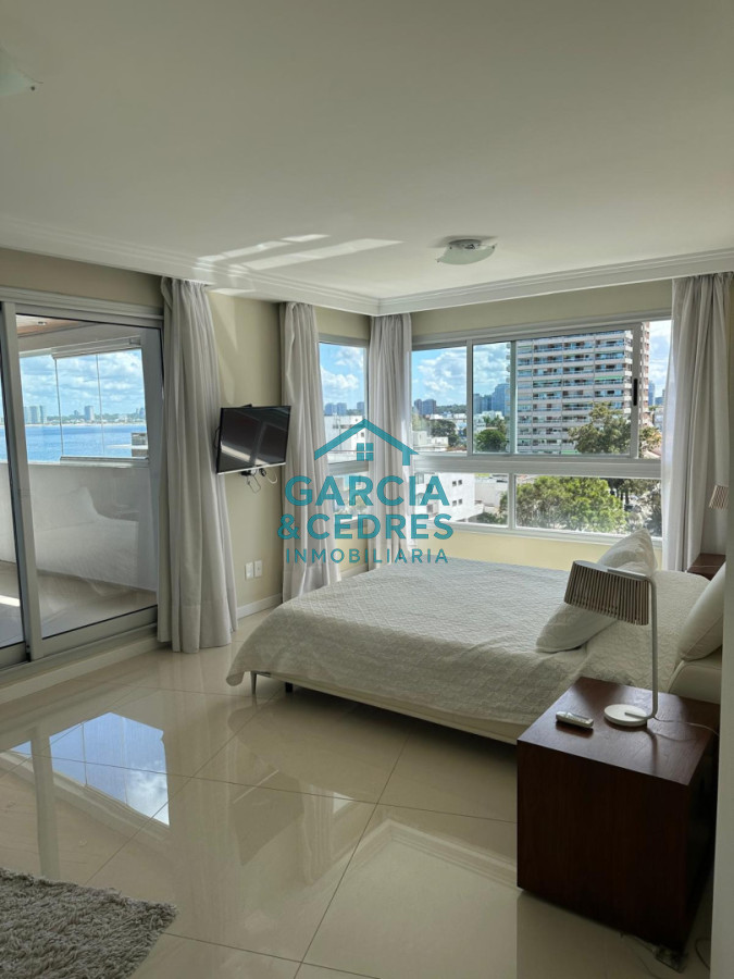 Apartamento ID.183 - Exclusivo Apartamento en Edificio Puerto Punta - 4 Dormitorios + Servicio Completo