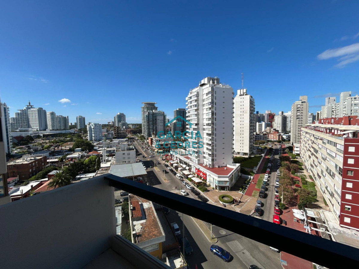 Apartamento ID.197 - Oportunidad !!! Venta Apartamento 4 Dormitorios y 3 baños Reciclado - Playa Brava - Parquemar Center