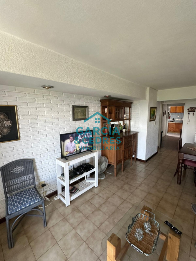 Apartamento ID.143 - OPORTUNIDAD Alquiler Anual USD 1200 Apto torre Marfil de 2 dorm. y 2 baños piso alto 