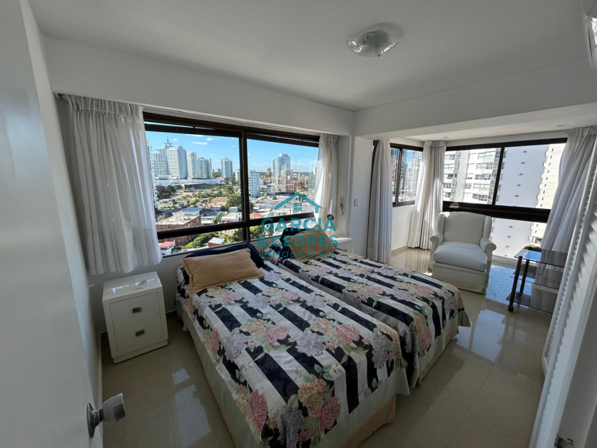Apartamento ID.197 - Oportunidad !!! Venta Apartamento 4 Dormitorios y 3 baños Reciclado - Playa Brava - Parquemar Center
