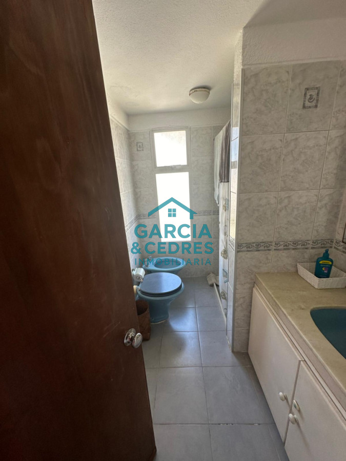 Apartamento ID.143 - OPORTUNIDAD Alquiler Anual USD 1200 Apto torre Marfil de 2 dorm. y 2 baños piso alto 