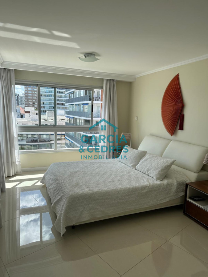 Apartamento ID.183 - Exclusivo Apartamento en Edificio Puerto Punta - 4 Dormitorios + Servicio Completo