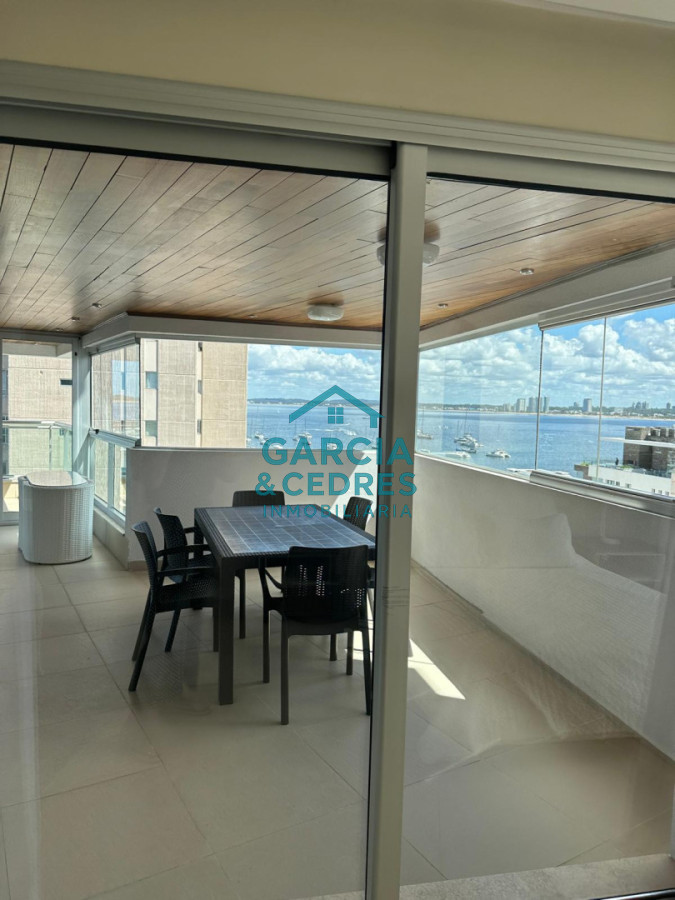 Apartamento ID.183 - Exclusivo Apartamento en Edificio Puerto Punta - 4 Dormitorios + Servicio Completo