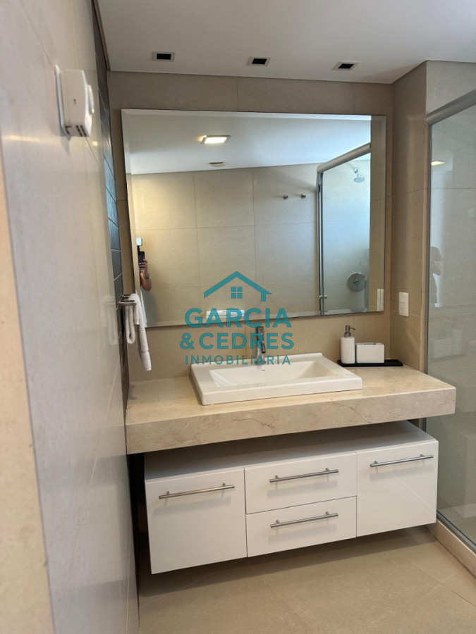 Apartamento ID.183 - Exclusivo Apartamento en Edificio Puerto Punta - 4 Dormitorios + Servicio Completo