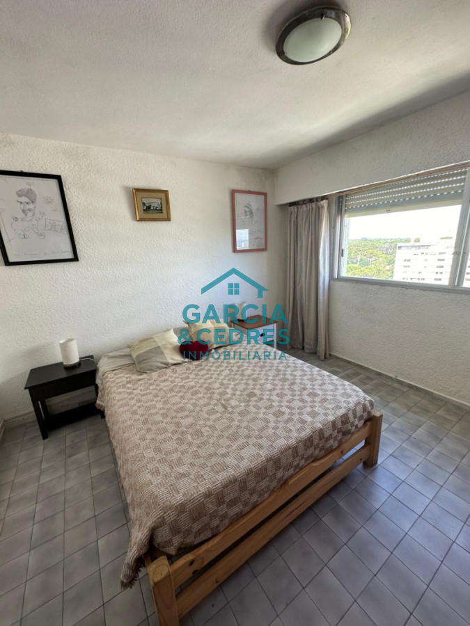 Apartamento ID.143 - OPORTUNIDAD Alquiler Anual USD 1200 Apto torre Marfil de 2 dorm. y 2 baños piso alto 