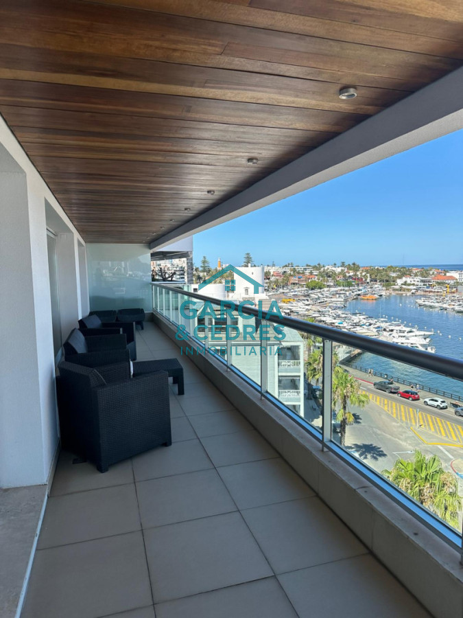 Apartamento ID.183 - Exclusivo Apartamento en Edificio Puerto Punta - 4 Dormitorios + Servicio Completo