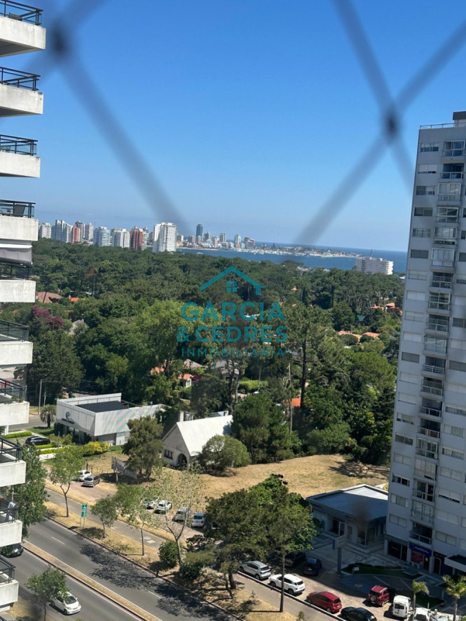 Apartamento ID.143 - OPORTUNIDAD Alquiler Anual USD 1200 Apto torre Marfil de 2 dorm. y 2 baños piso alto 