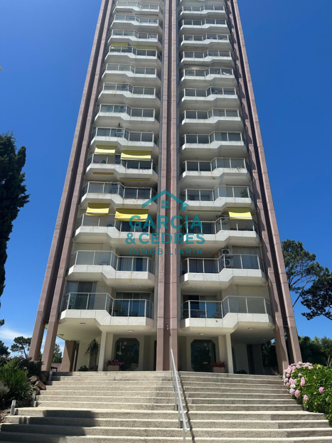 Apartamento ID.143 - OPORTUNIDAD Alquiler Anual USD 1200 Apto torre Marfil de 2 dorm. y 2 baños piso alto 