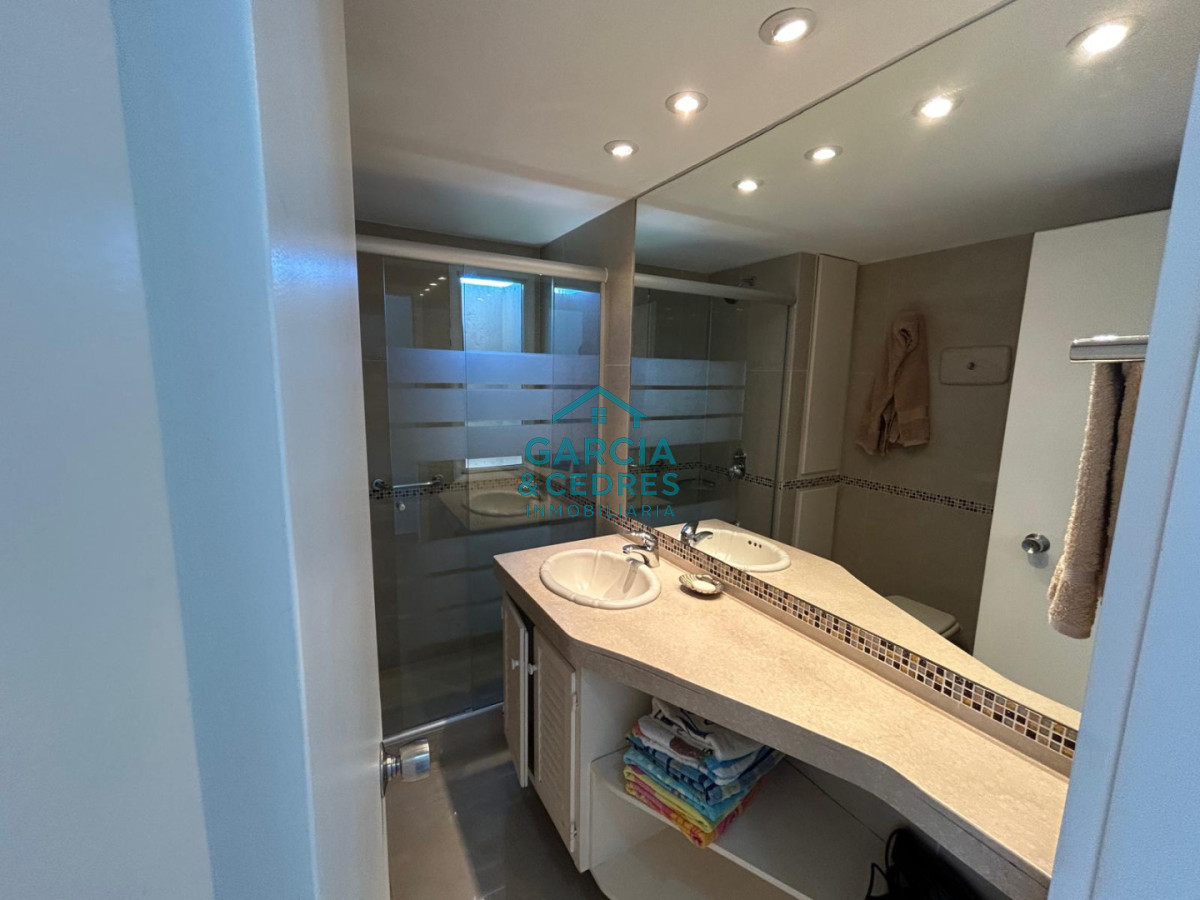 Apartamento ID.197 - Oportunidad !!! Venta Apartamento 4 Dormitorios y 3 baños Reciclado - Playa Brava - Parquemar Center