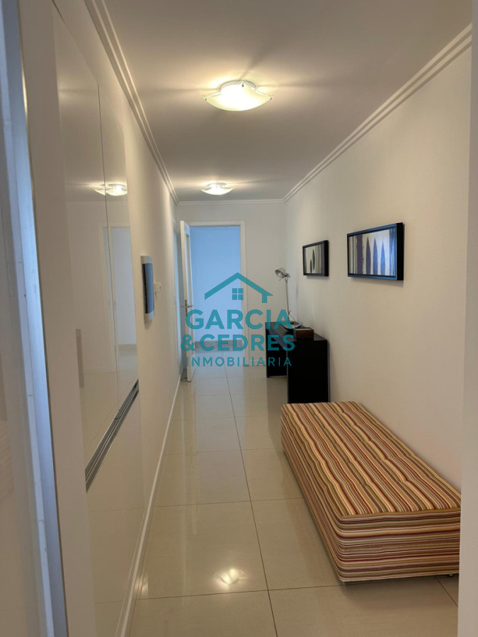 Apartamento ID.183 - Exclusivo Apartamento en Edificio Puerto Punta - 4 Dormitorios + Servicio Completo