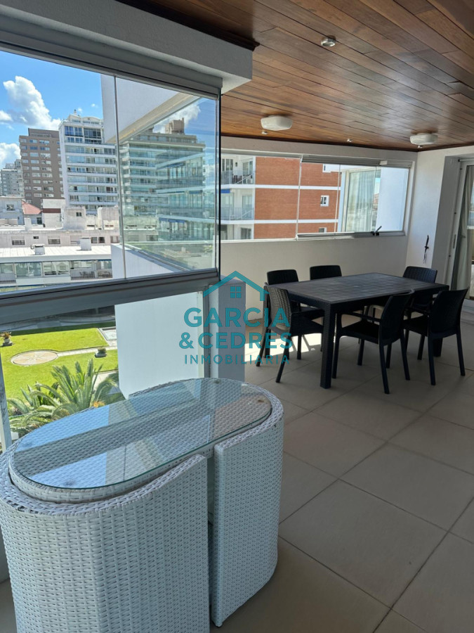 Apartamento ID.183 - Exclusivo Apartamento en Edificio Puerto Punta - 4 Dormitorios + Servicio Completo