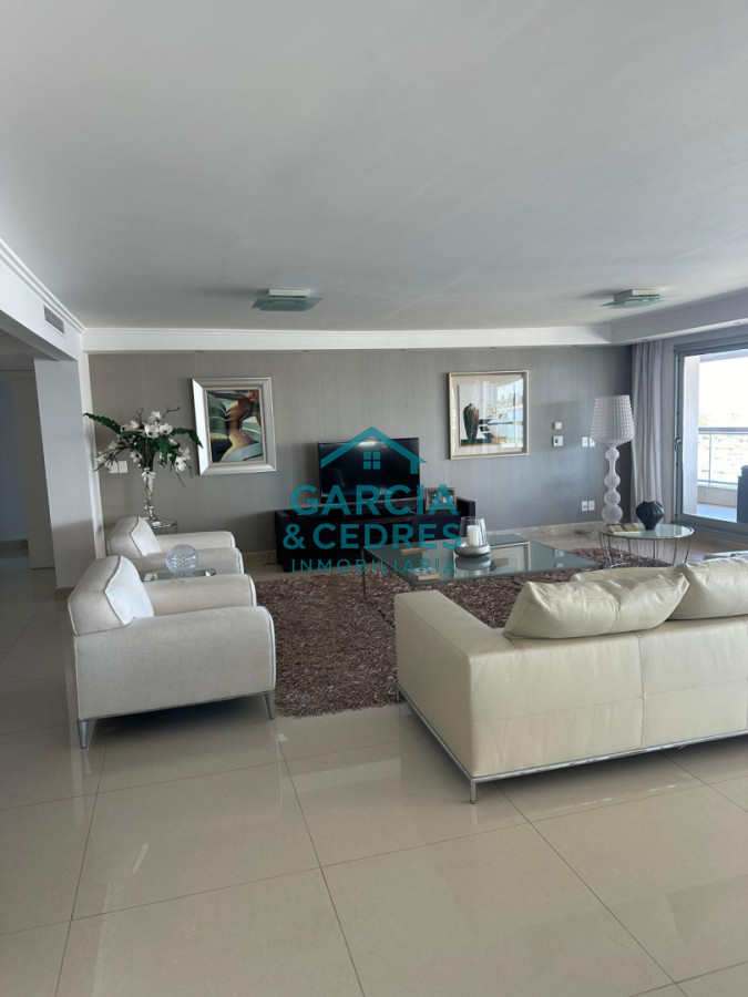 Apartamento ID.183 - Exclusivo Apartamento en Edificio Puerto Punta - 4 Dormitorios + Servicio Completo
