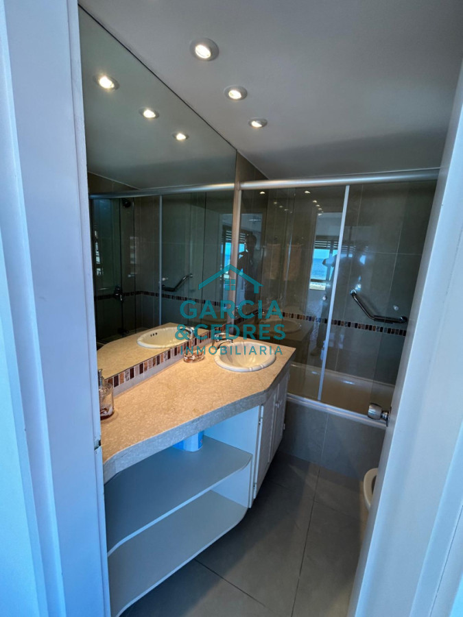 Apartamento ID.197 - Oportunidad !!! Venta Apartamento 4 Dormitorios y 3 baños Reciclado - Playa Brava - Parquemar Center