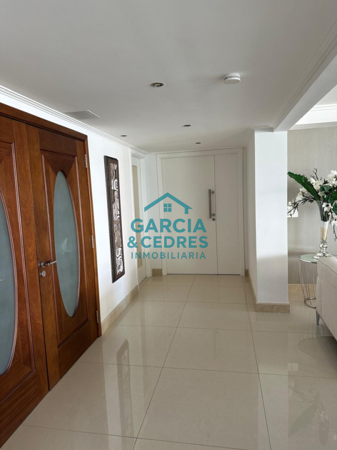 Apartamento ID.183 - Exclusivo Apartamento en Edificio Puerto Punta - 4 Dormitorios + Servicio Completo