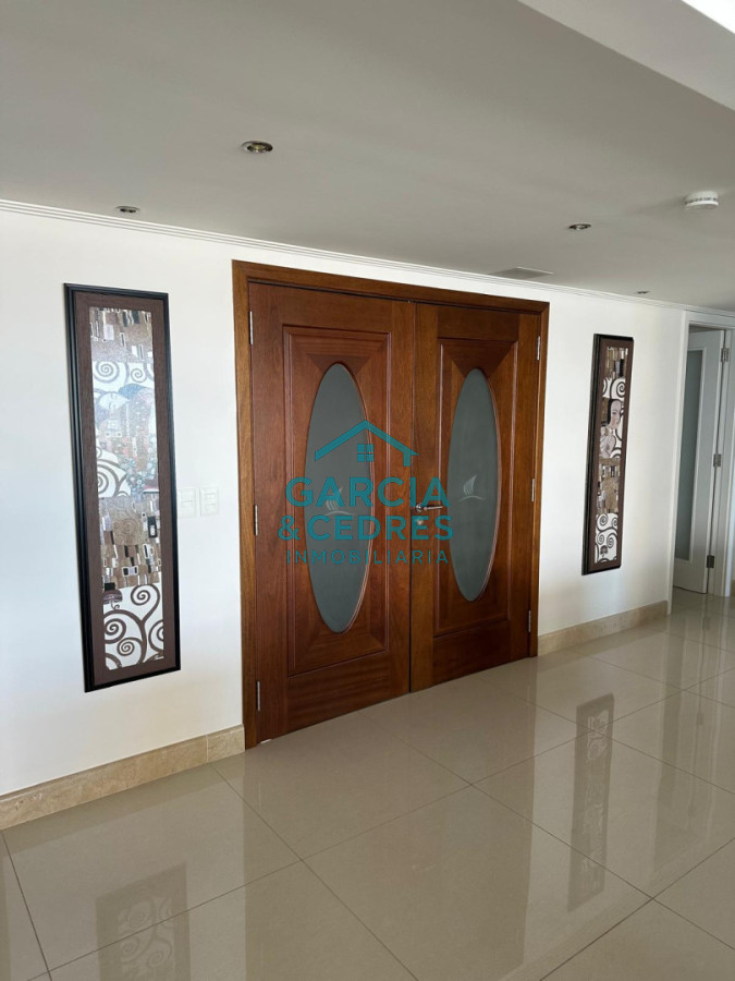 Apartamento ID.183 - Exclusivo Apartamento en Edificio Puerto Punta - 4 Dormitorios + Servicio Completo