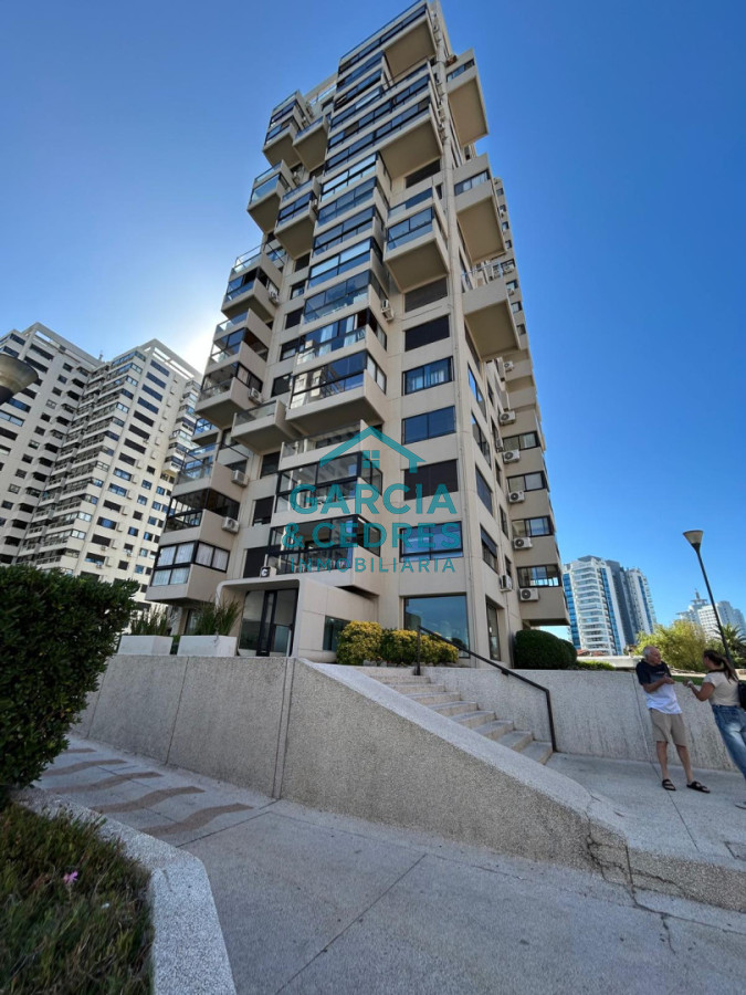 Apartamento ID.197 - Oportunidad !!! Venta Apartamento 4 Dormitorios y 3 baños Reciclado - Playa Brava - Parquemar Center