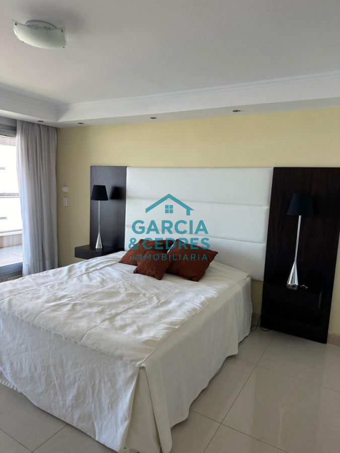 Apartamento ID.183 - Exclusivo Apartamento en Edificio Puerto Punta - 4 Dormitorios + Servicio Completo