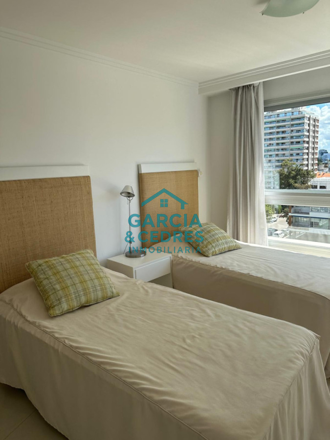 Apartamento ID.183 - Exclusivo Apartamento en Edificio Puerto Punta - 4 Dormitorios + Servicio Completo
