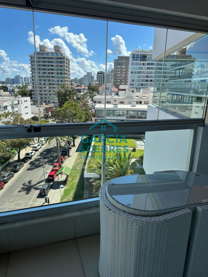 Apartamento ID.183 - Exclusivo Apartamento en Edificio Puerto Punta - 4 Dormitorios + Servicio Completo