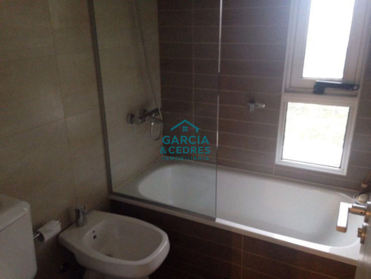 Apartamento ID.324 - Alquiler invernal - Apartamento 2 Dormitorios En Punta Del Este Invernal Con Cochera. Excelente Vista y ubicación.